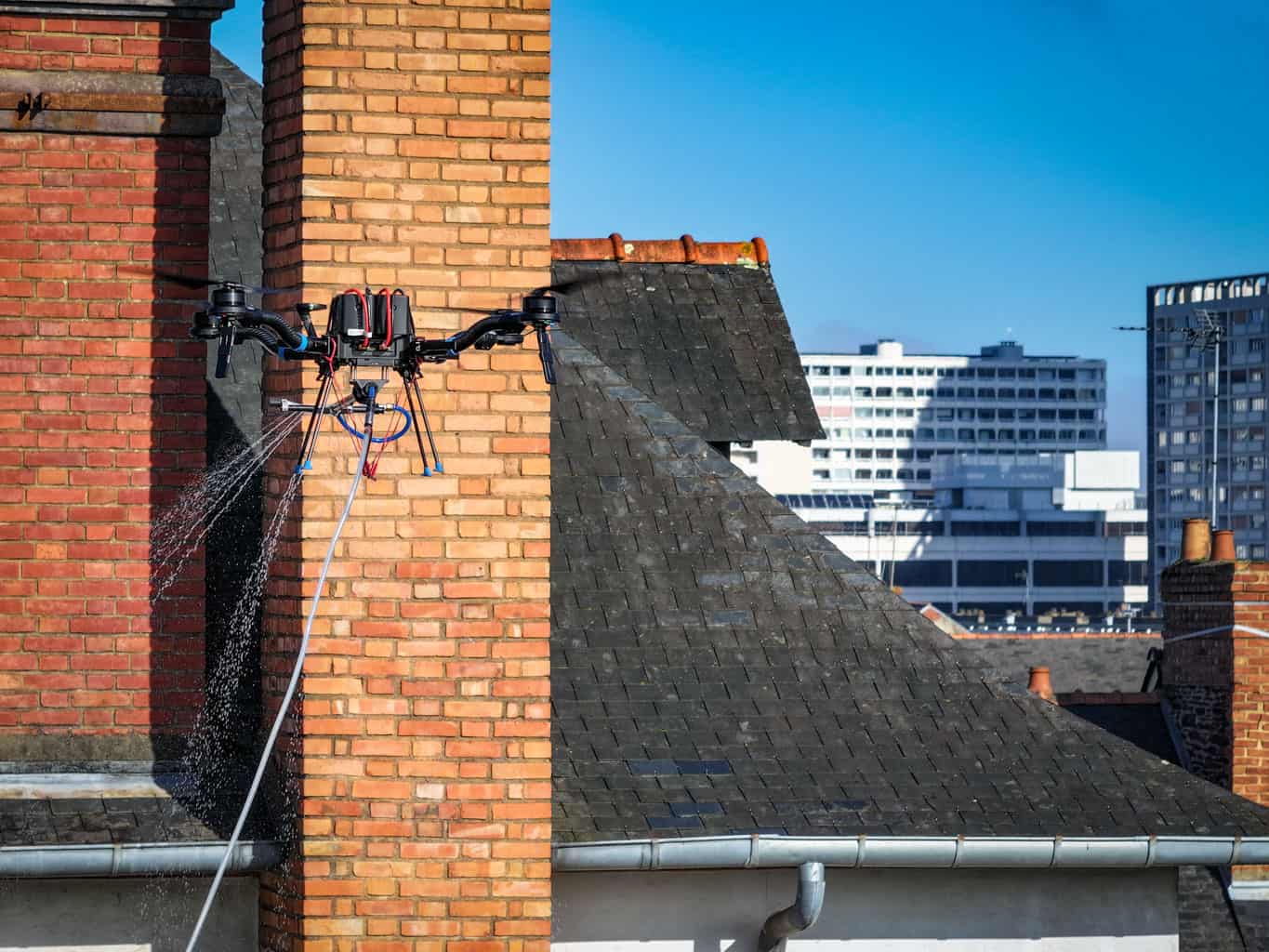 Pulverisation de toiture en vue lointaine