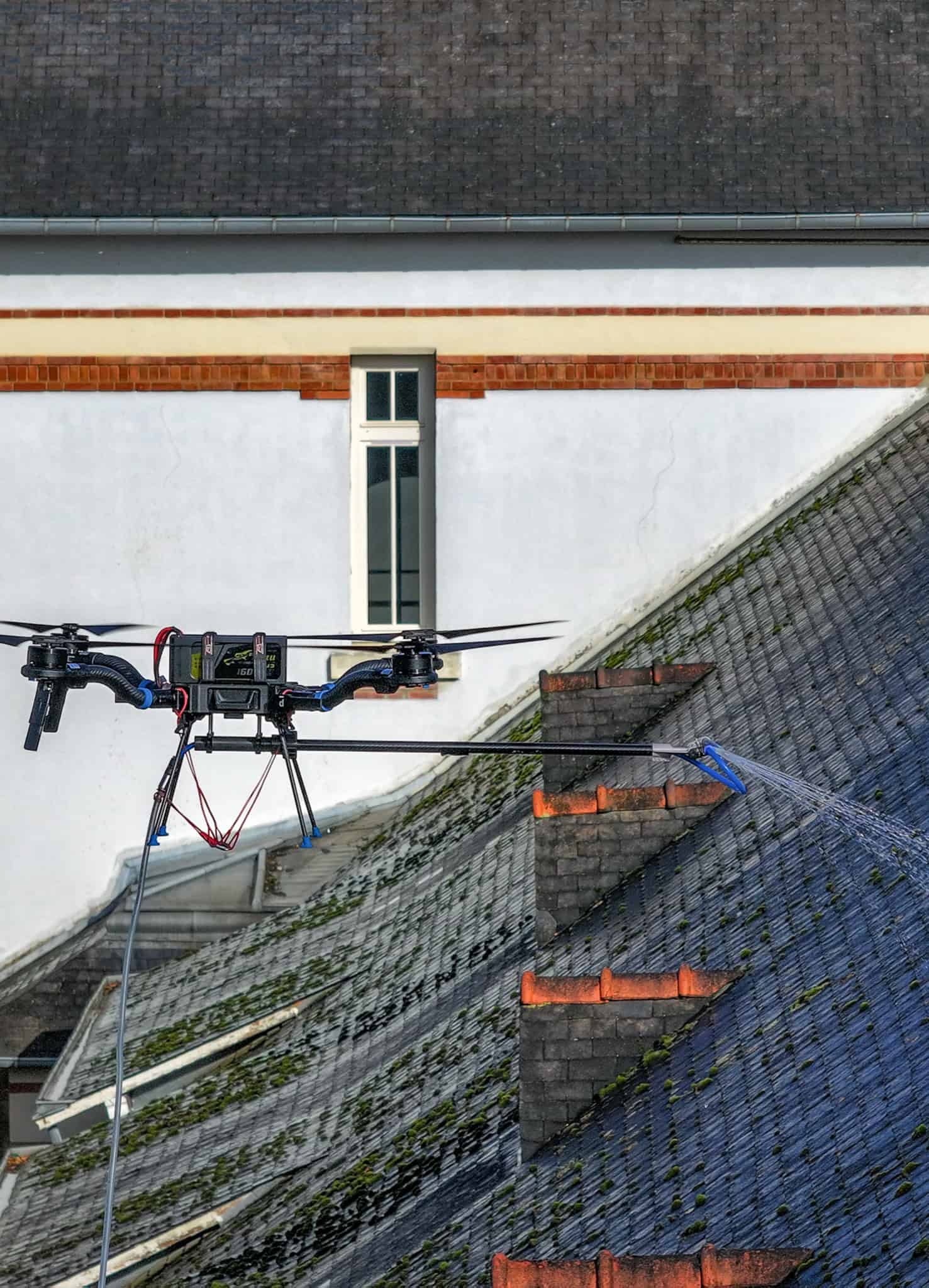 Pulverisation de toiture en vue de profil